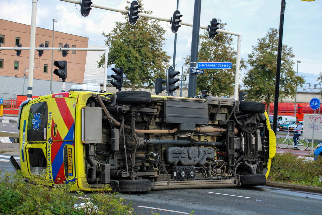 Ambulance gekanteld bij verkeersongeval