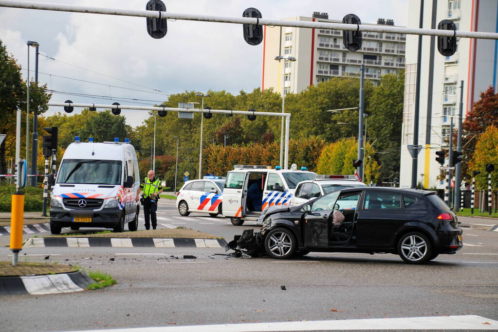 Ambulance gekanteld bij verkeersongeval