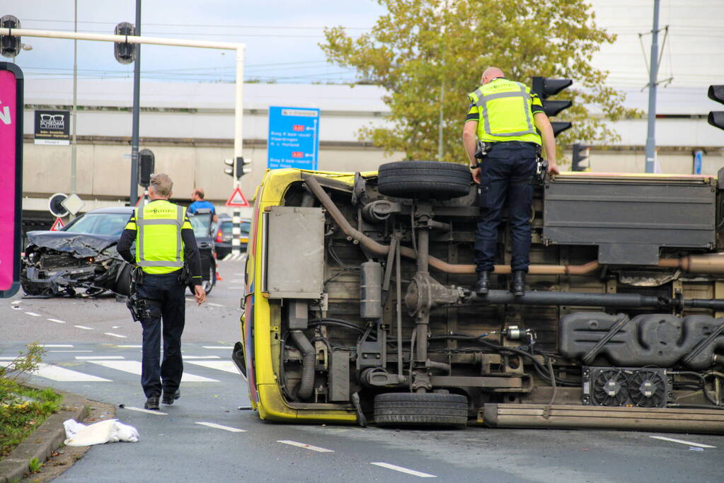 Ambulance gekanteld bij verkeersongeval