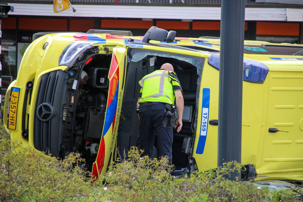 Ambulance gekanteld bij verkeersongeval