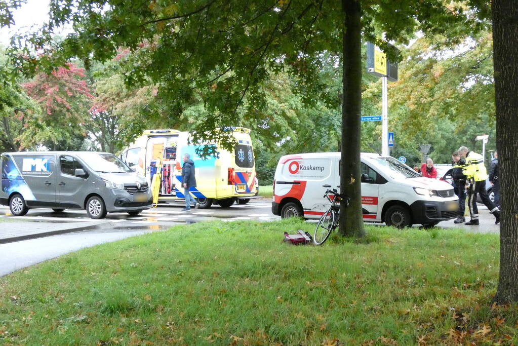 Overstekende fietser botst op bestelbus