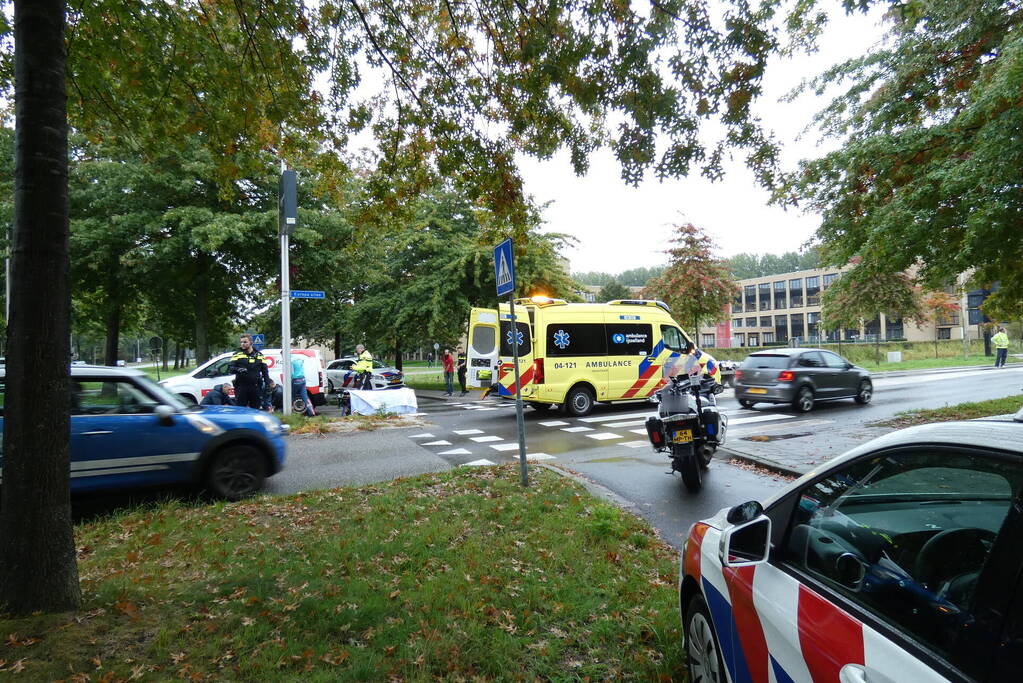 Overstekende fietser botst op bestelbus