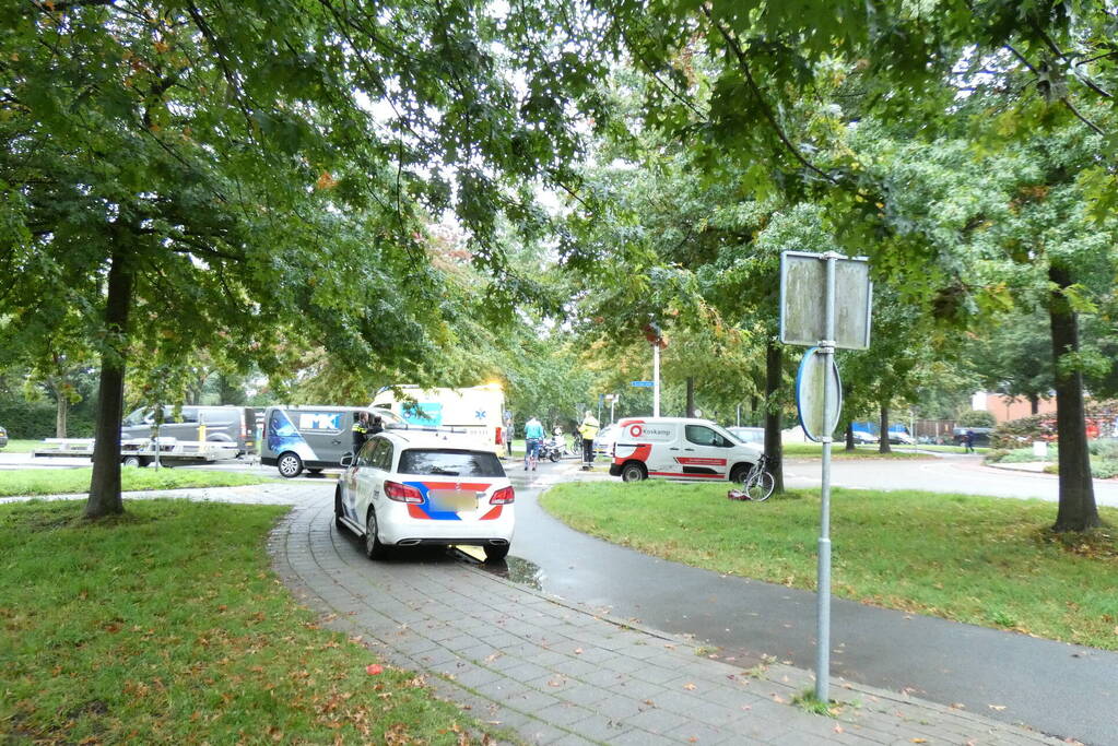 Overstekende fietser botst op bestelbus