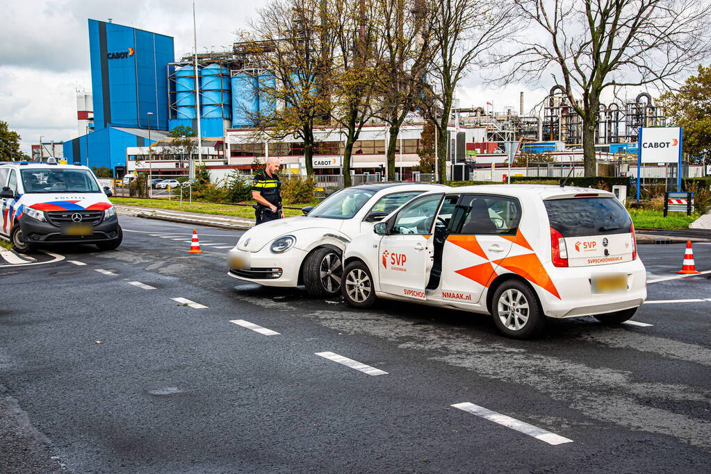 Twee auto's botsen op elkaar