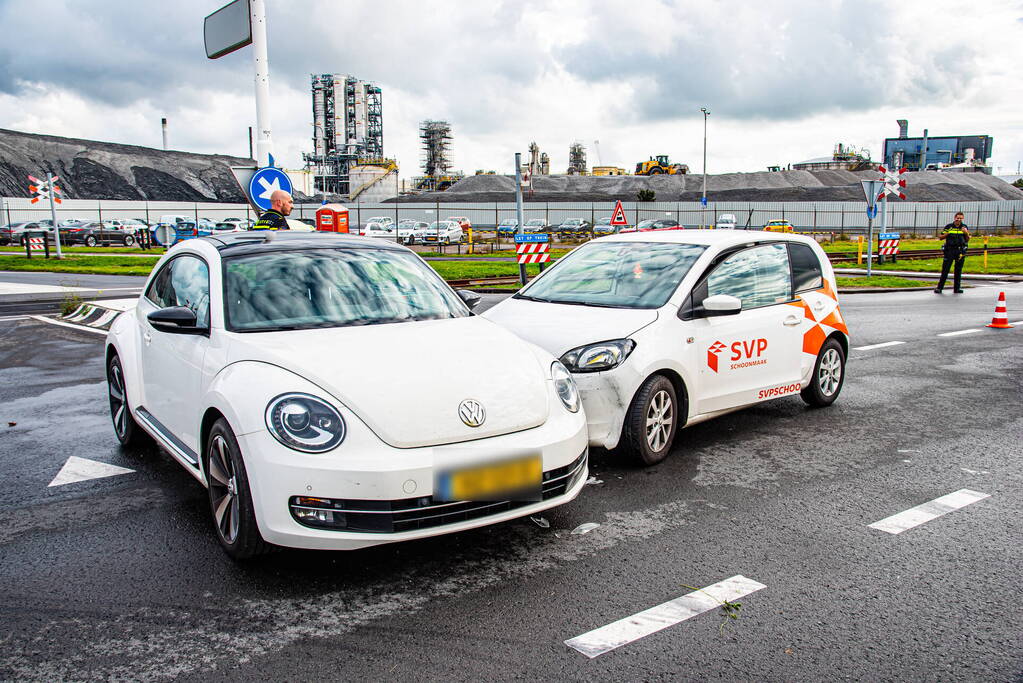 Twee auto's botsen op elkaar