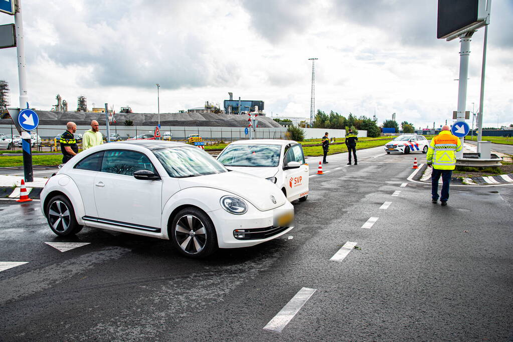 Twee auto's botsen op elkaar