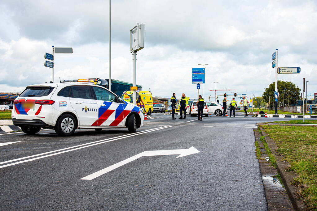 Twee auto's botsen op elkaar