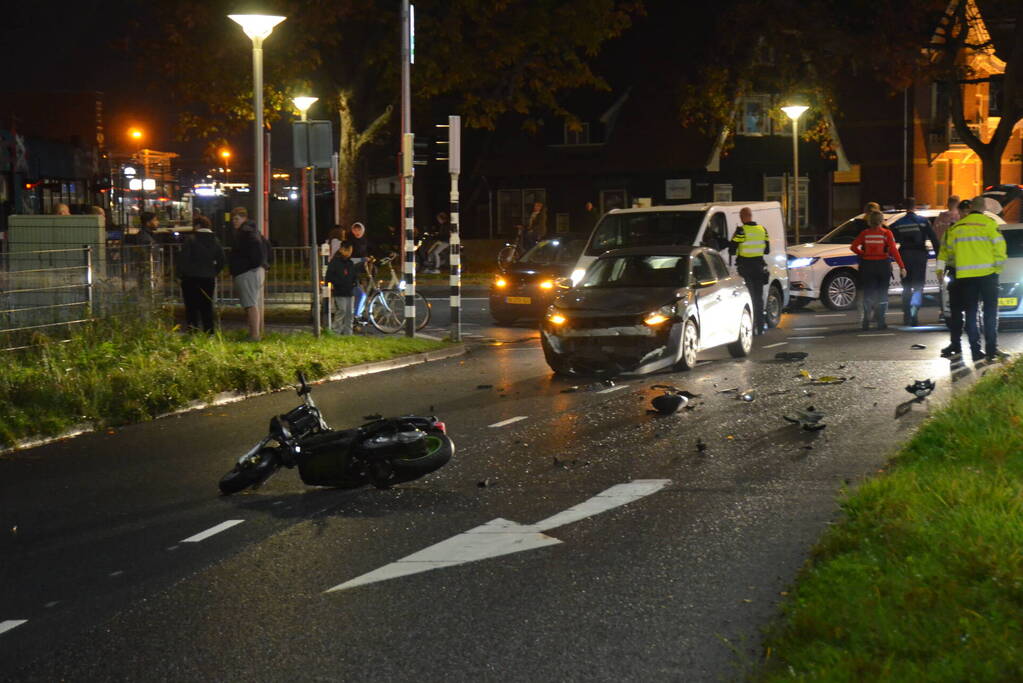 Scooterrijder ernstig gewond na ongeval met auto