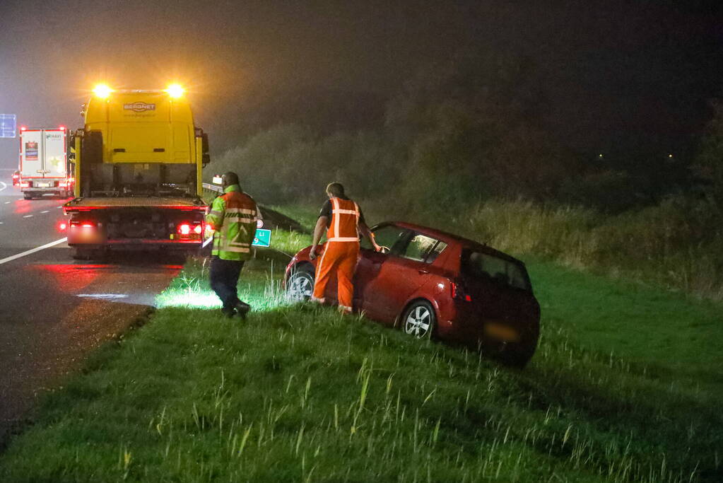 Automobilist belandt met voertuig onderaan het talud