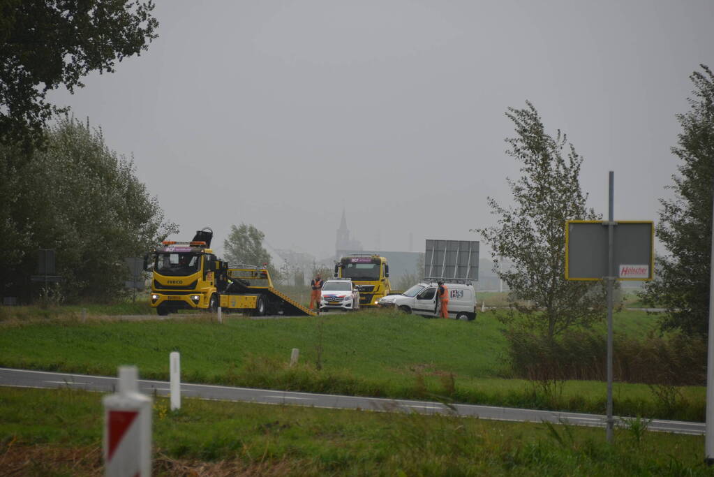 Bestelwagen belandt in de sloot