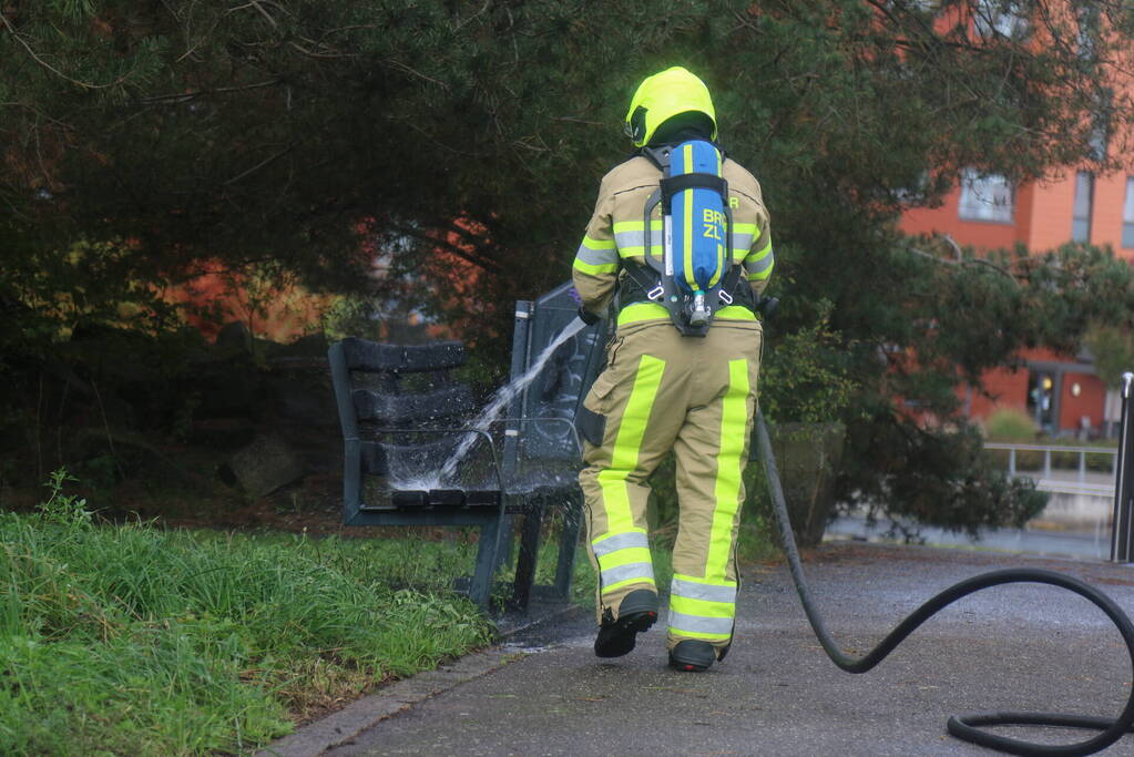 Houten bank afgebrand in park