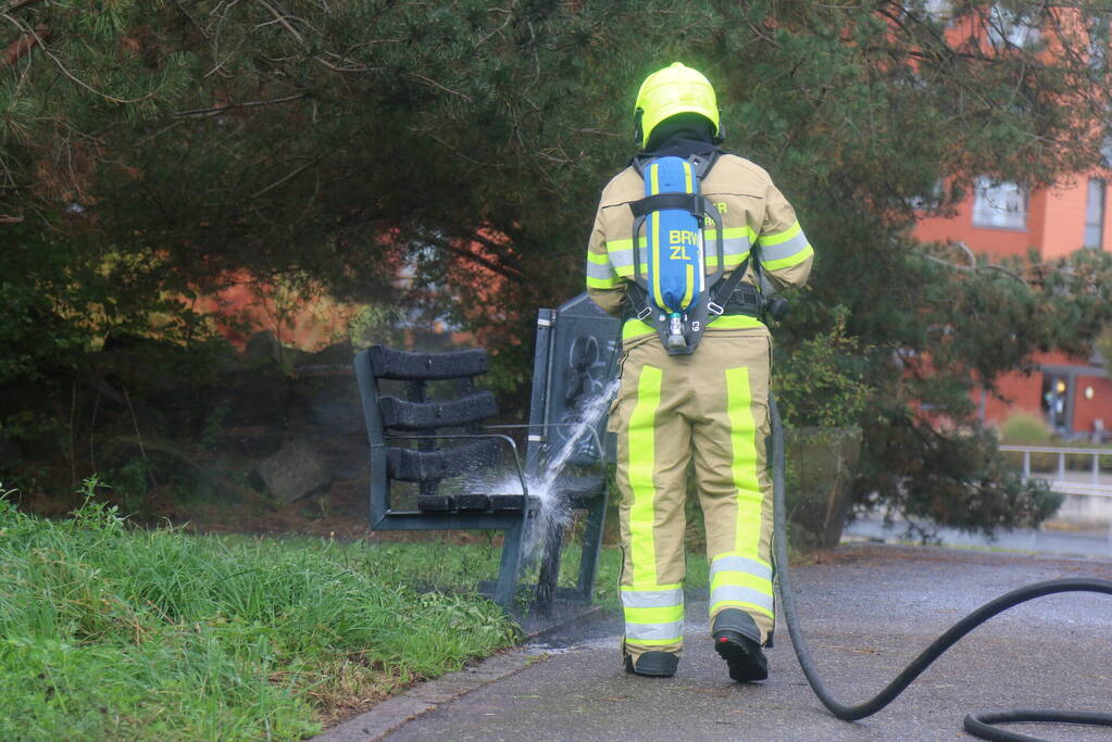 Houten bank afgebrand in park