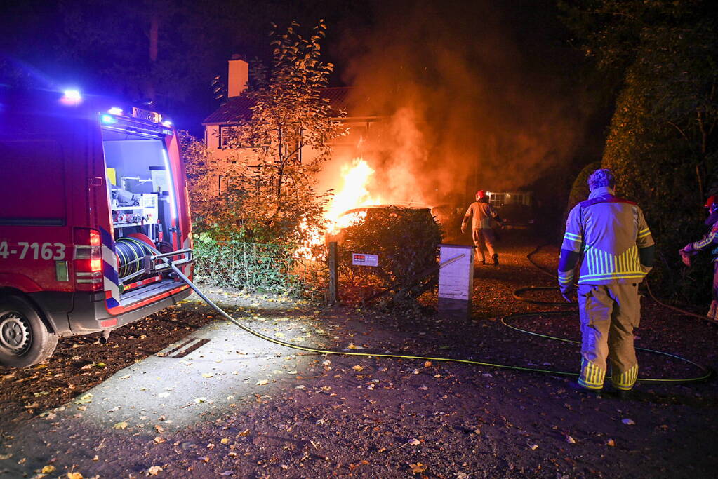Twee personenwagens verwoest vanwege brand