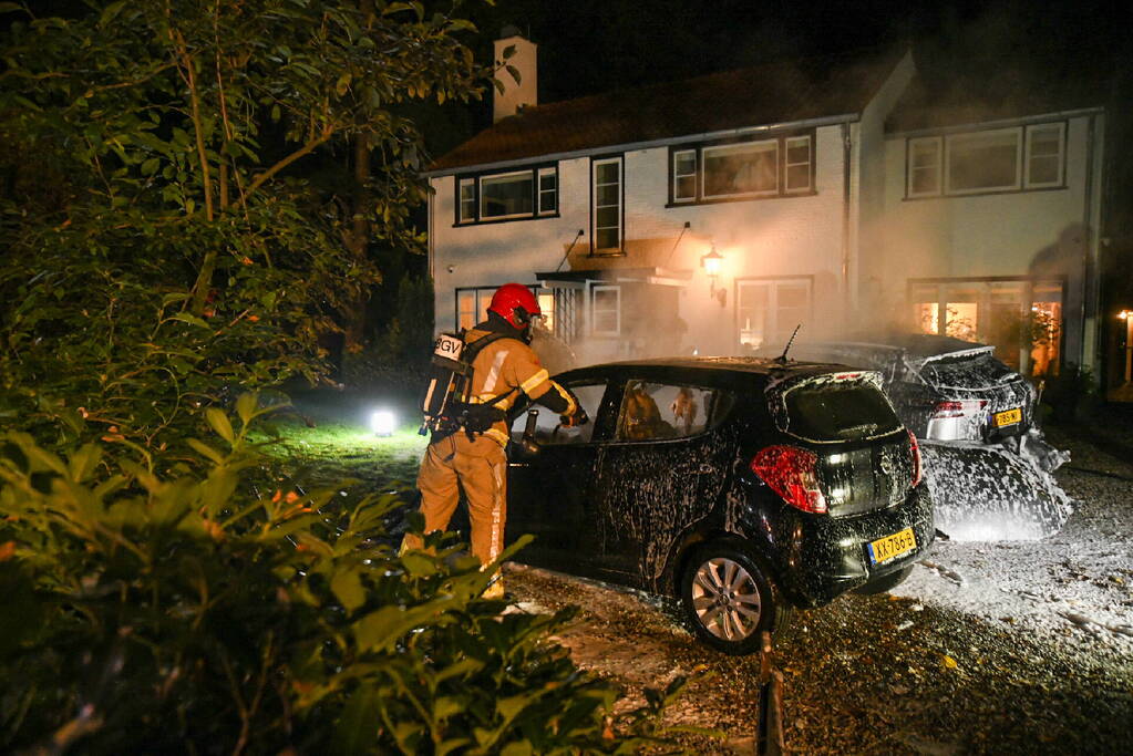 Twee personenwagens verwoest vanwege brand