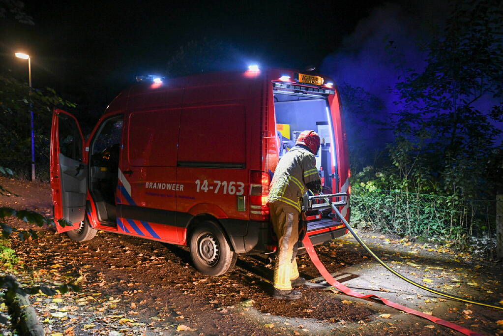 Twee personenwagens verwoest vanwege brand