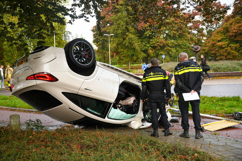 Mercedes-AMG belandt op de kop op fietspad