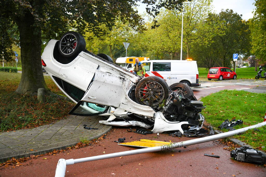 Mercedes-AMG belandt op de kop op fietspad