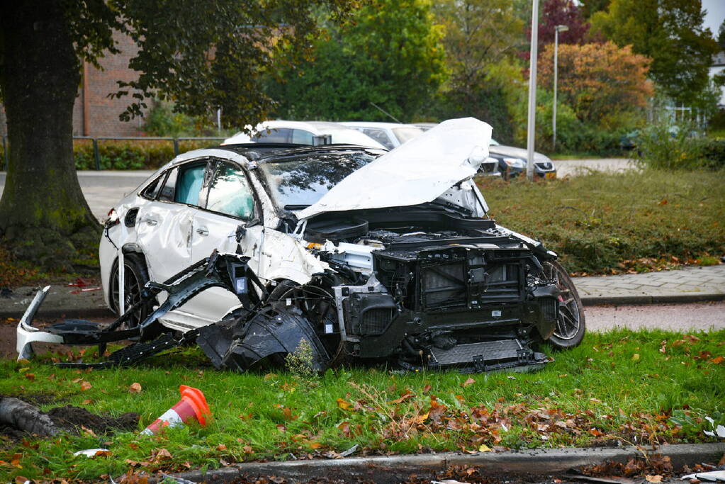 Mercedes-AMG belandt op de kop op fietspad