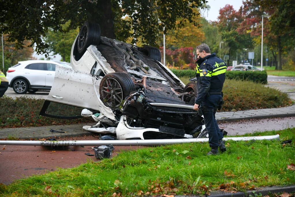 Mercedes-AMG belandt op de kop op fietspad