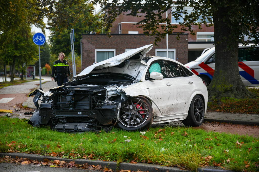Mercedes-AMG belandt op de kop op fietspad
