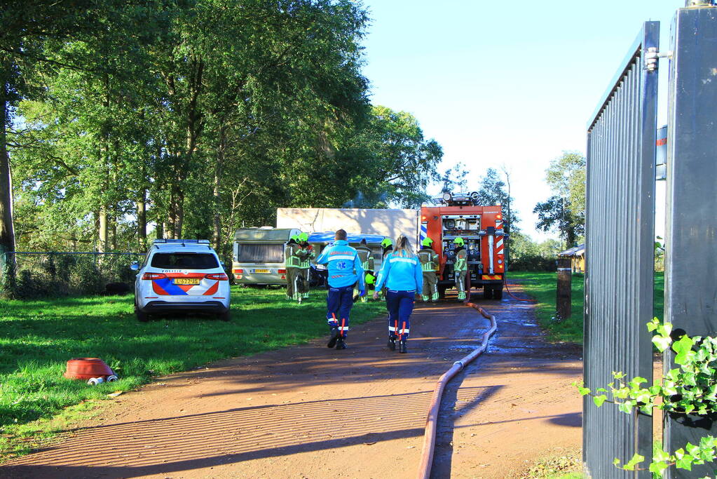 Vrachtwagentrailer in brand op camping