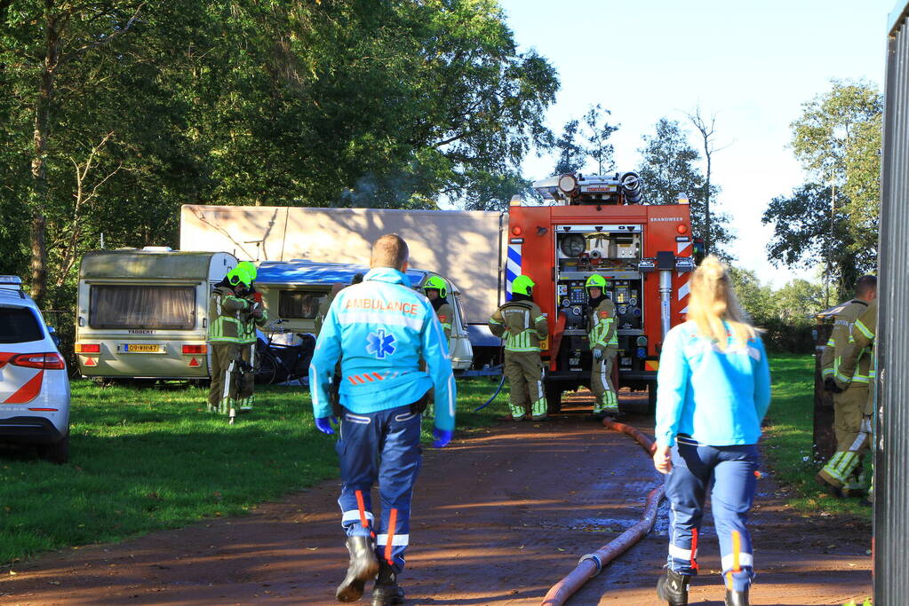 Vrachtwagentrailer in brand op camping