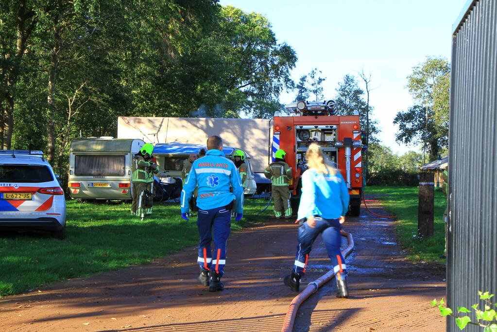 Vrachtwagentrailer in brand op camping