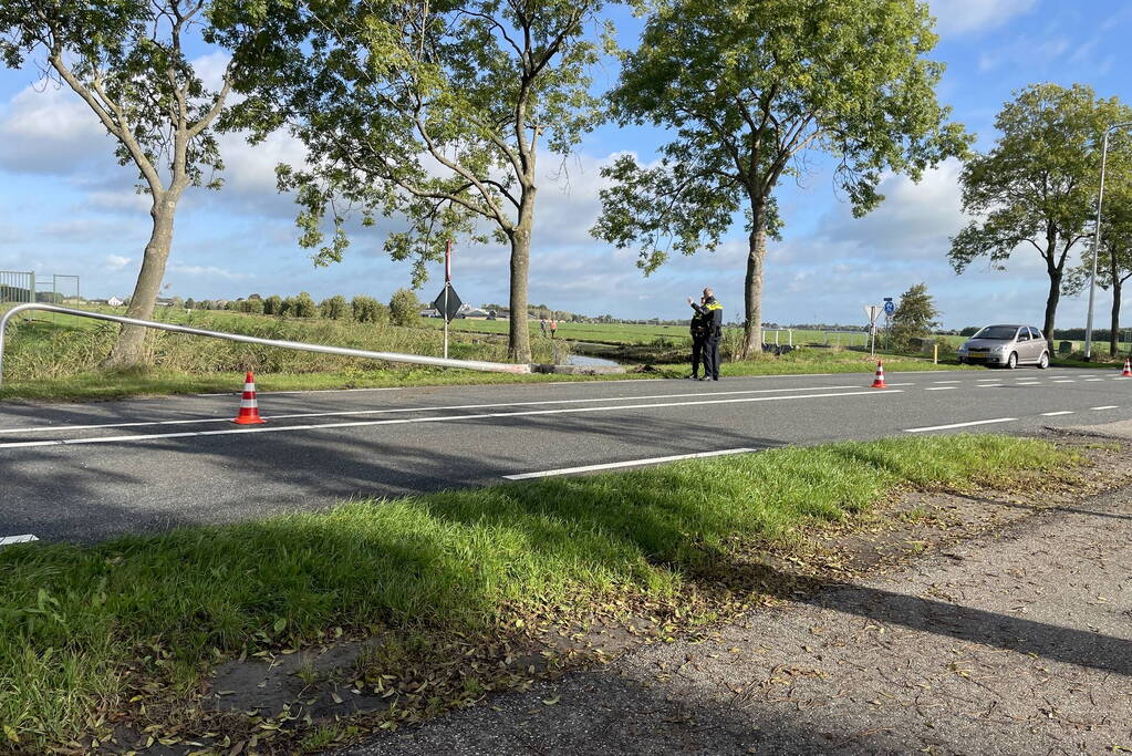 Auto klapt op lantaarnpaal