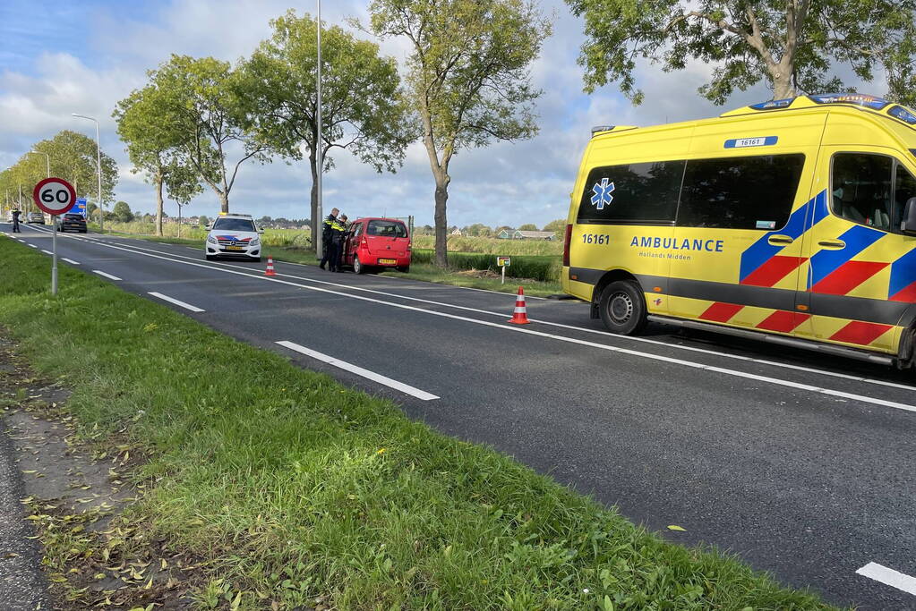 Auto klapt op lantaarnpaal