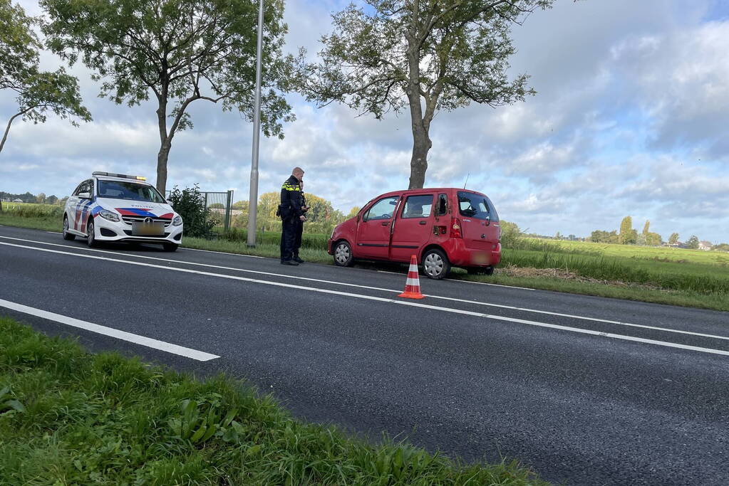 Auto klapt op lantaarnpaal