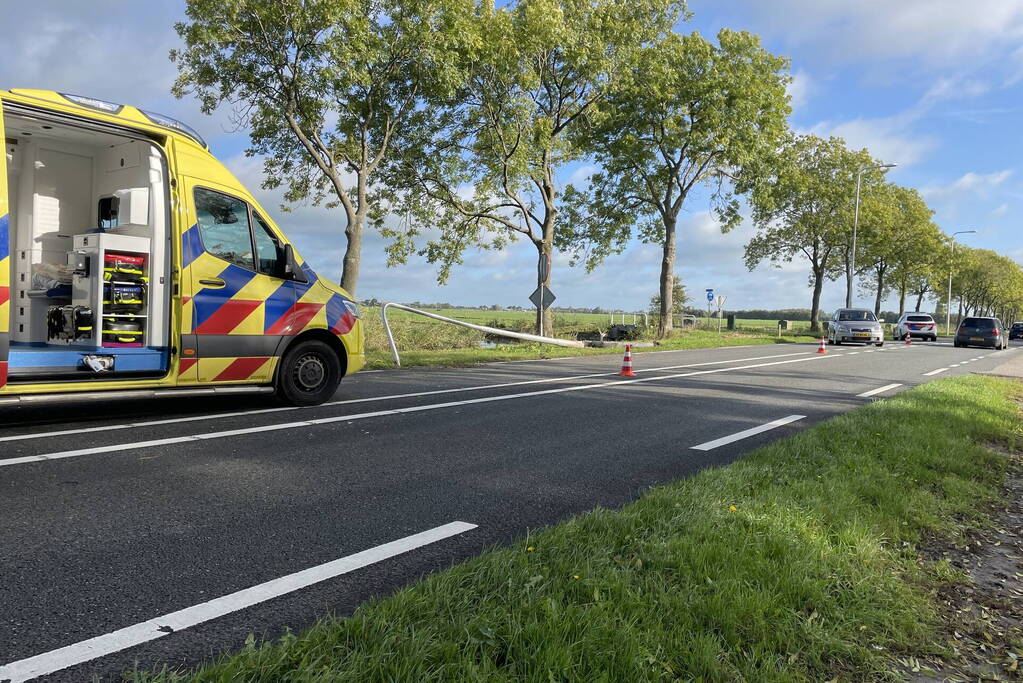 Auto klapt op lantaarnpaal
