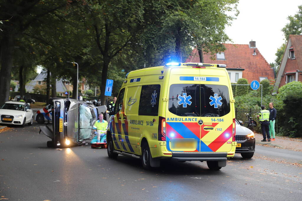 Persoon ernstig gewond nadat auto meerdere keren over de kop slaat