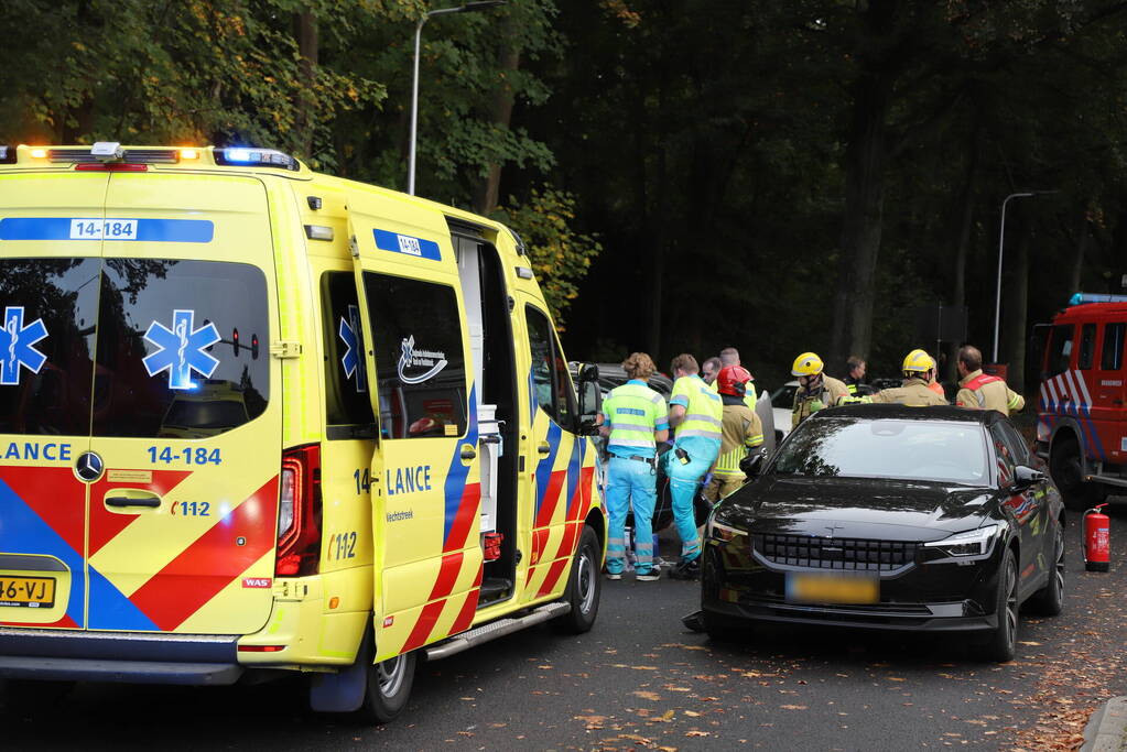 Persoon ernstig gewond nadat auto meerdere keren over de kop slaat