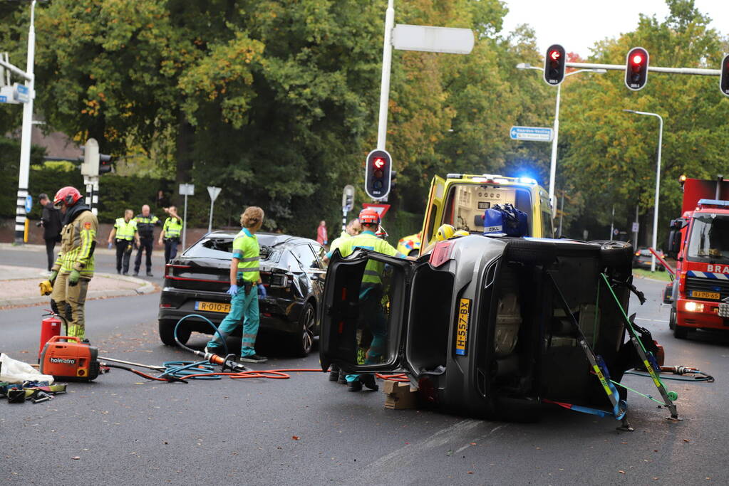 Persoon ernstig gewond nadat auto meerdere keren over de kop slaat