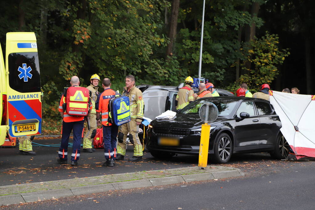 Persoon ernstig gewond nadat auto meerdere keren over de kop slaat