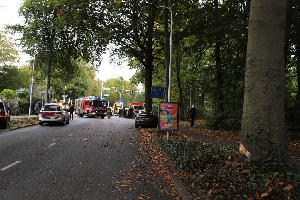Persoon ernstig gewond nadat auto meerdere keren over de kop slaat