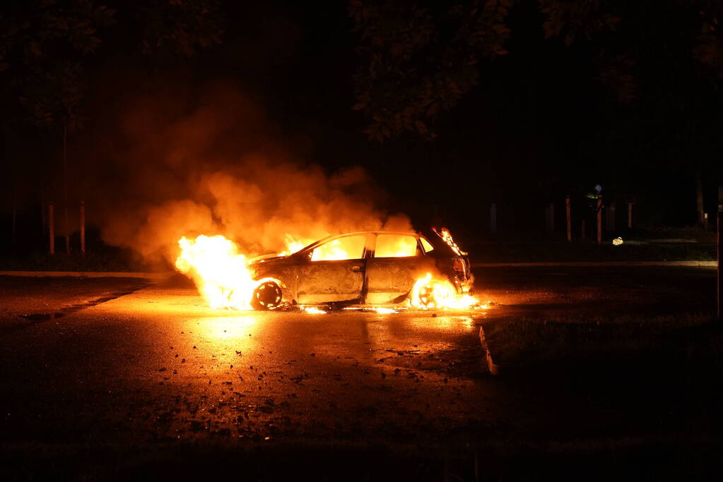 Auto volledig uitgebrand op parkeerplaats