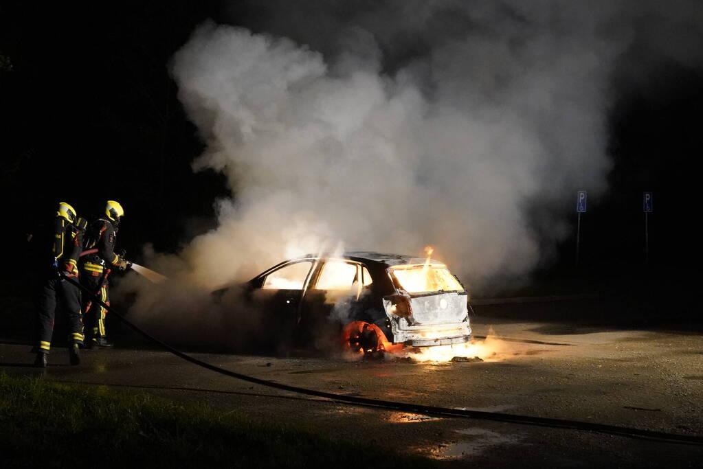 Auto volledig uitgebrand op parkeerplaats
