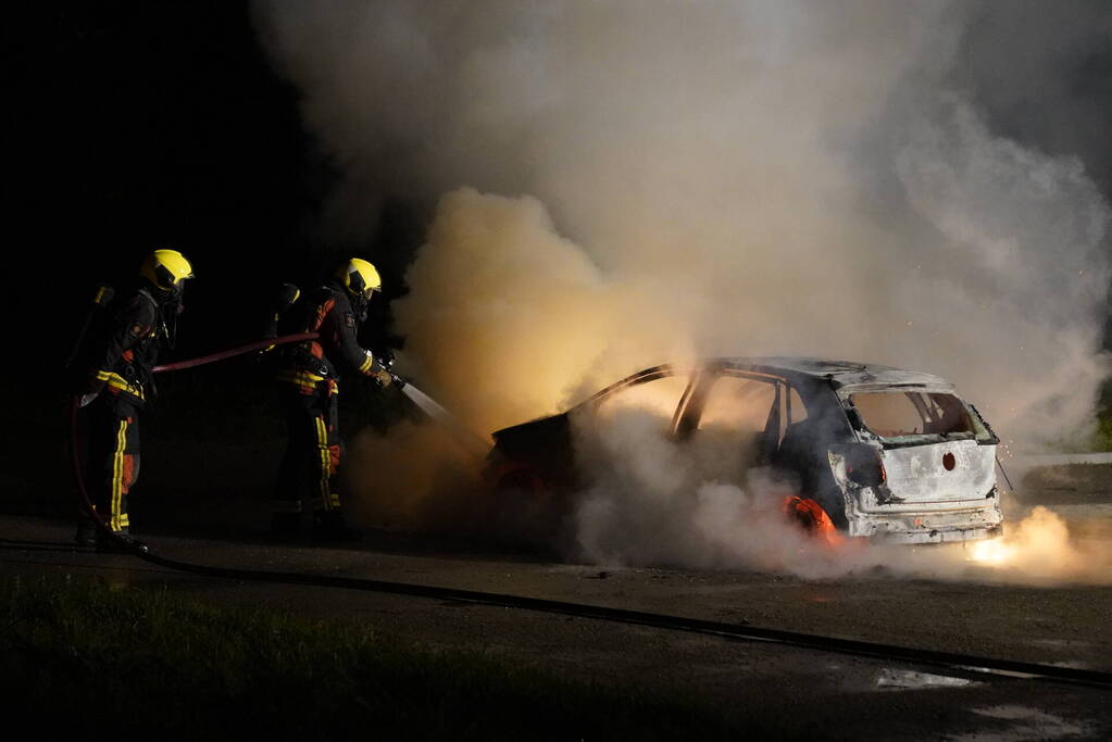 Auto volledig uitgebrand op parkeerplaats
