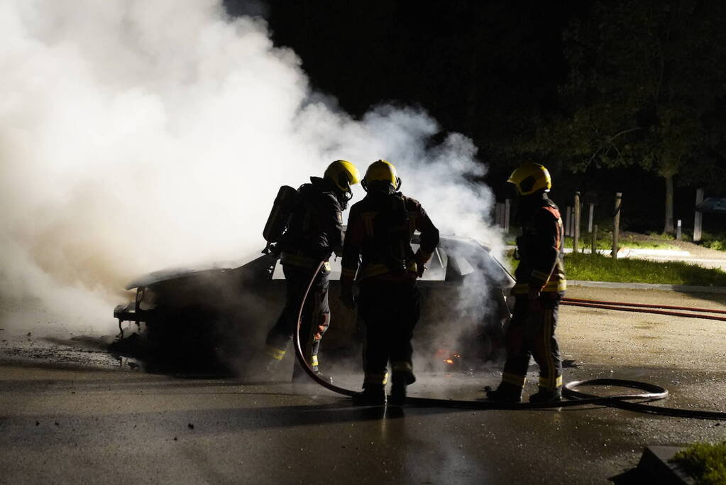 Auto volledig uitgebrand op parkeerplaats