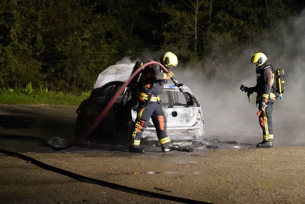 Auto volledig uitgebrand op parkeerplaats