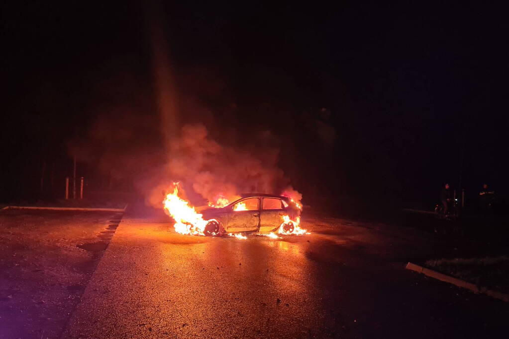 Auto volledig uitgebrand op parkeerplaats