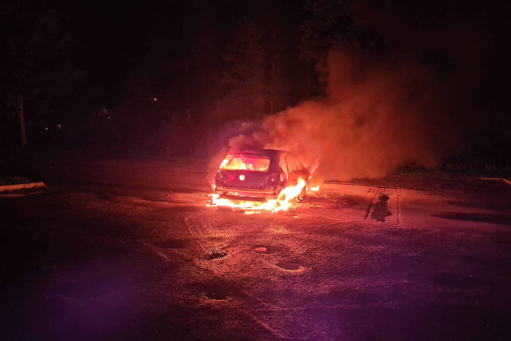 Auto volledig uitgebrand op parkeerplaats