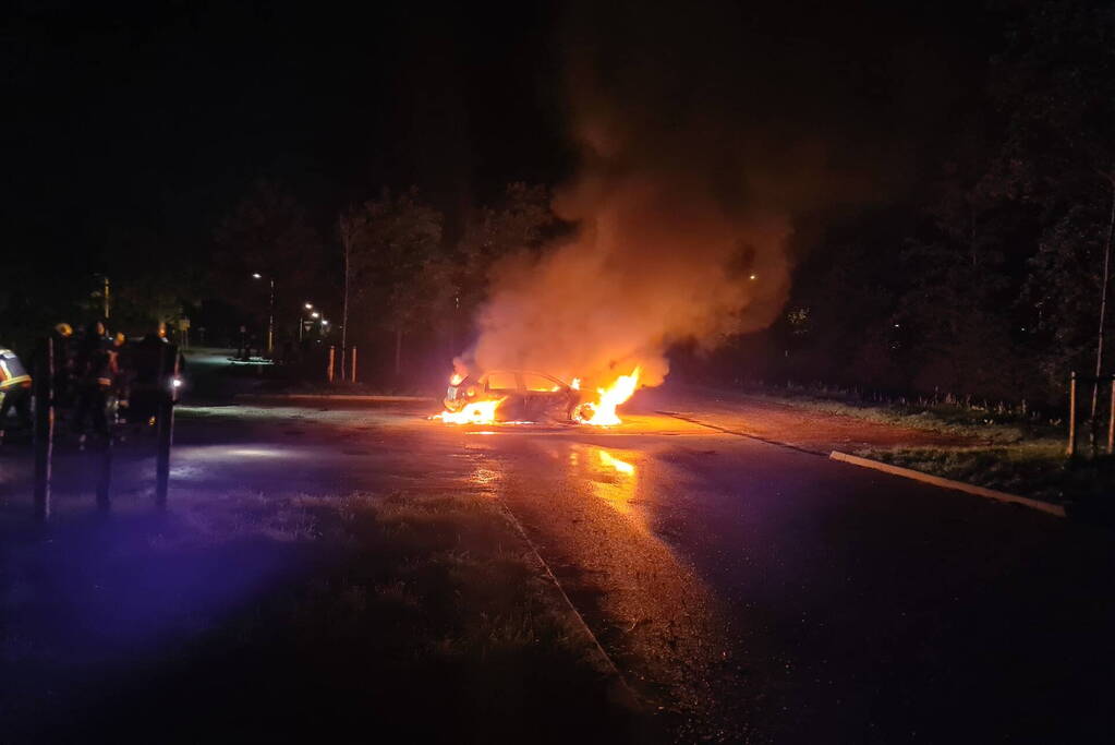 Auto volledig uitgebrand op parkeerplaats