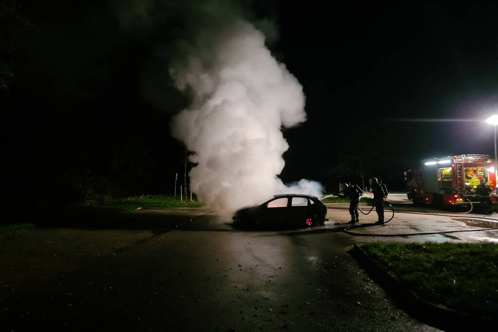 Auto volledig uitgebrand op parkeerplaats