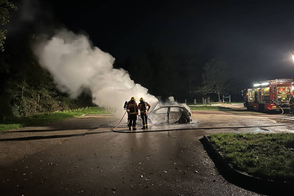 Auto volledig uitgebrand op parkeerplaats