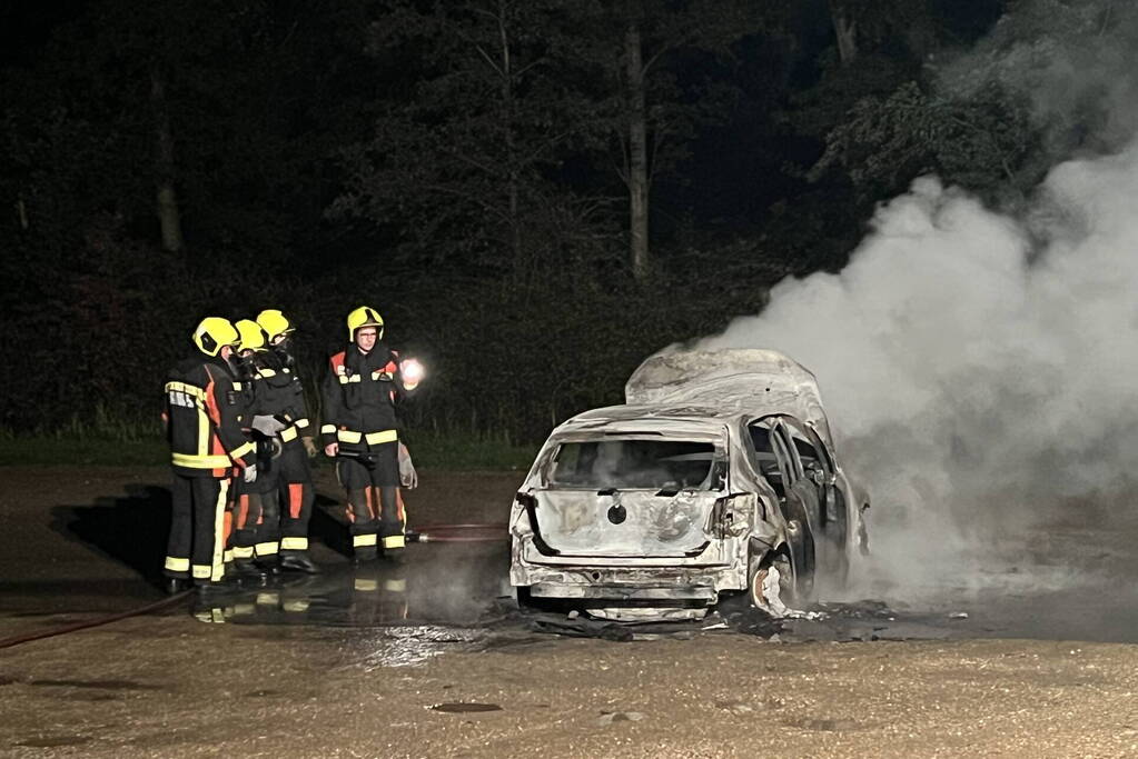 Auto volledig uitgebrand op parkeerplaats