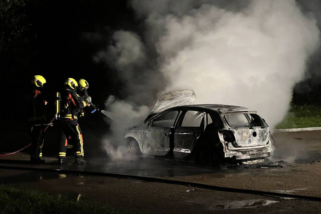 Auto volledig uitgebrand op parkeerplaats