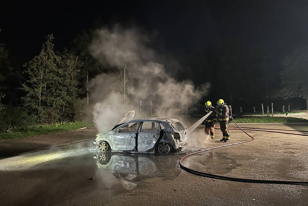 Auto volledig uitgebrand op parkeerplaats