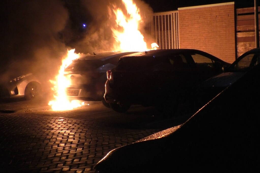 Auto compleet verwoest vanwege brand